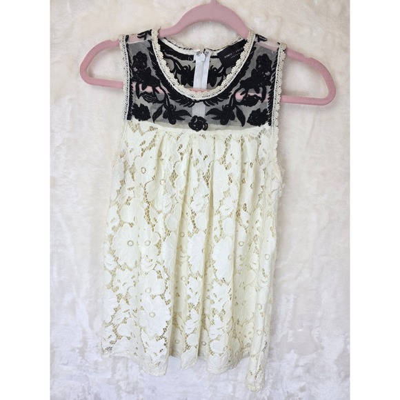 Romeo + Juliet Couture Tops - Romeo + Juliet Couture Women Cream Lace Black Embroidered Mesh Yoke Tank‎ Top S